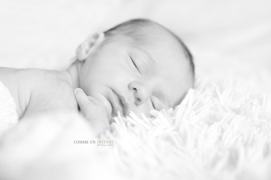 photographie bébé en train de dormir - shooting à domicile de nouveau ne - shooting nouveau né studio - nouveau né en train de dormir - photographe pro bébé - noir et blanc - photographe professionnelle bébé studio - photographe pro nouveau né