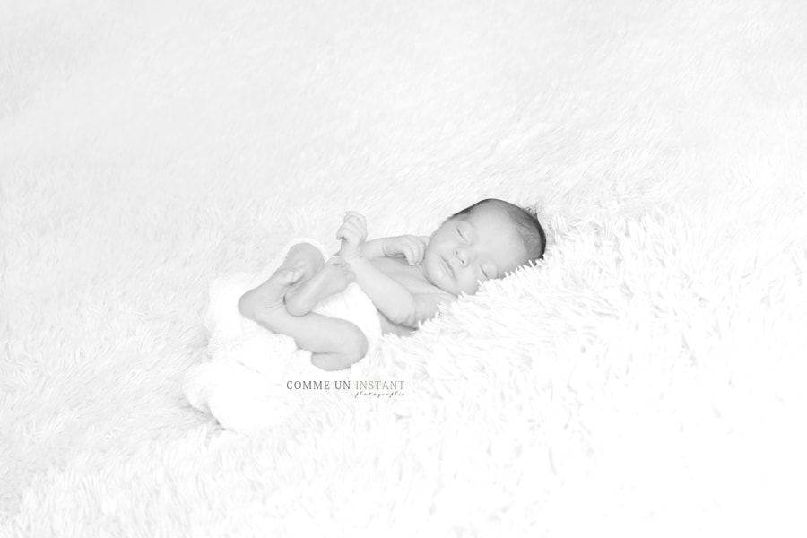 nouveau né en train de dormir - photographe a domicile bébé studio - noir et blanc - nouveau né - photographe bébé en train de dormir - photographe professionnelle bébé - photographe pro nouveau né studio - shooting à domicile de nouveaux nés sur Saint-Maur des Fossés (94100 Val de Marne 94) et sa région