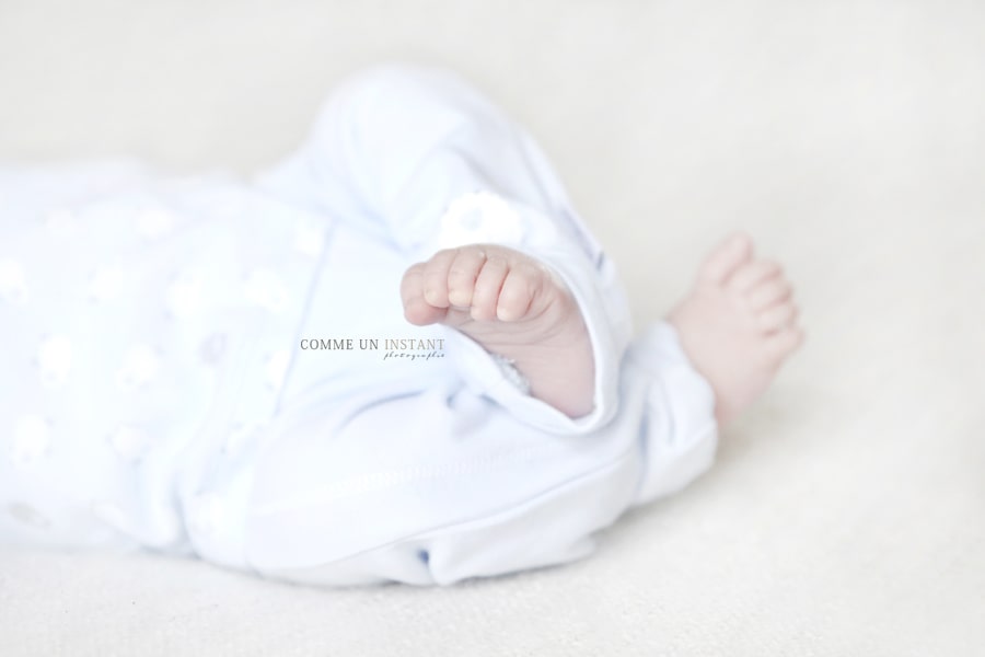 petits pieds, petit peton - bébé - nouveau né - bébé en train de dormir - bébé studio - nouveau né en train de dormir - shooting à domicile de bébés - photographe professionnelle nouveau né studio