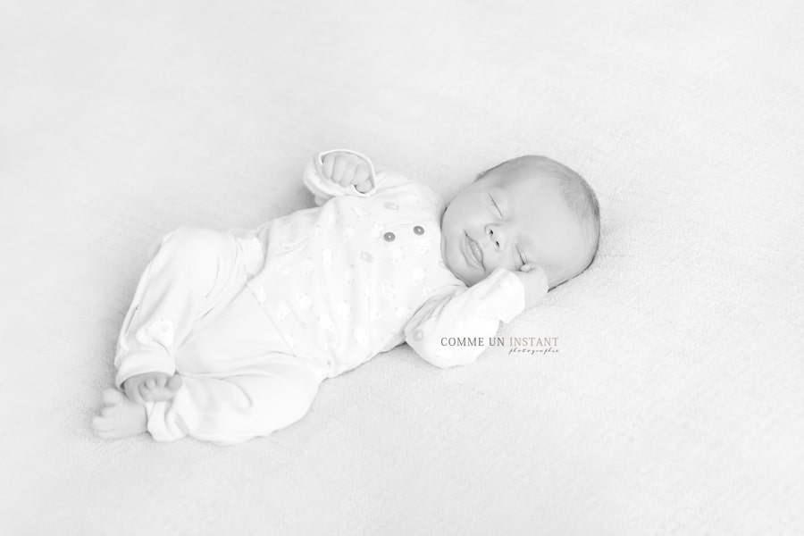 photographe nouveau né en train de dormir - photographe à domicile de nouveaux nes - photographe professionnelle noir et blanc - shooting bébé studio - shooting à domicile nouveau né - photographe professionnelle nouveau né studio - bébé en train de dormir - bébé