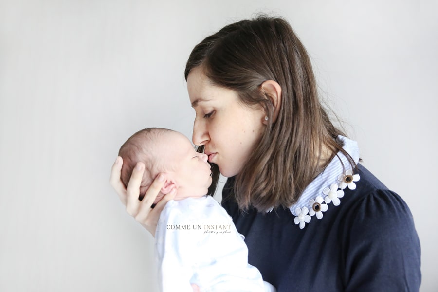 photographe à domicile amour - shooting bébé - photographe à domicile famille studio - nouveau né en train de dormir - bébé studio - photographie bébé en train de dormir - nouveau né - famille - photographe pour bebes - nouveau né studio