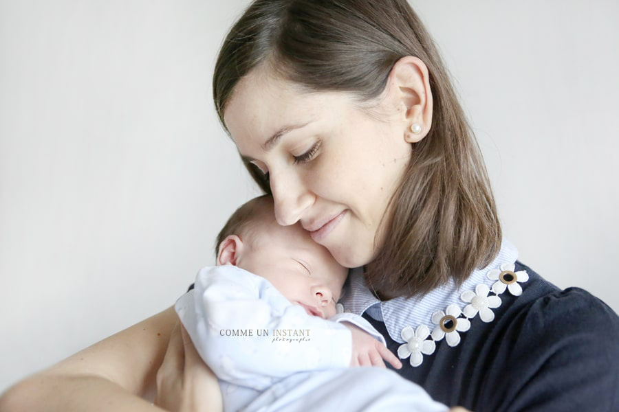 famille - photographie bébé en train de dormir - photographe nouveau né en train de dormir - photographe a domicile bebe - photographe pro nouveau né - photographe bébé studio - famille studio - amour - photographie nouveau né studio - shooting bébé