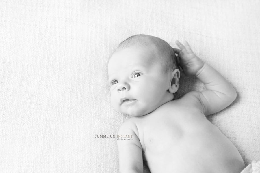 shooting à domicile nouveau né studio - noir et blanc - bébé - nouveau né - photographe a domicile de bébés - bébé studio