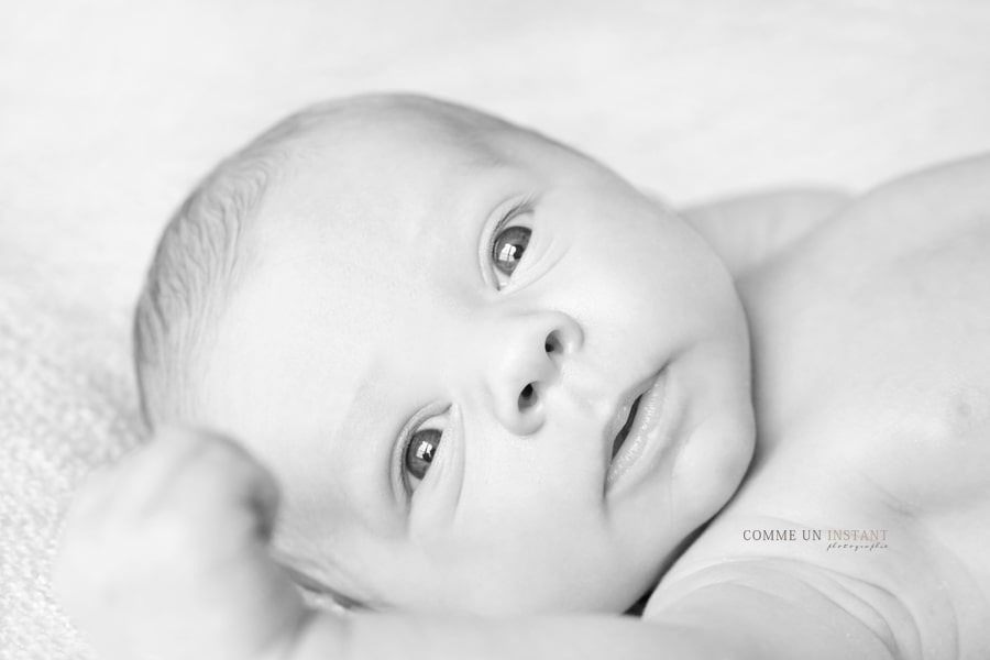 bébé - nouveau né studio - nouveau né - reportage photographe bébé studio - photographe à domicile noir et blanc - shooting à domicile de bebe en centre ville de Versailles (78000 Yvelines 78) et sa région