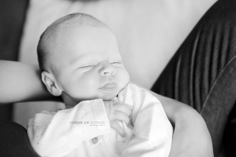 photographe a domicile bébé studio, photographe a domicile noir et blanc, nouveau né, photographe professionnelle nouveau né en train de dormir, shooting bébé, photographe pro pour nouveau né à Boulogne Billancourt (92100 Hauts de Seine 92) et sa région, bébé en train de dormir, photographe a domicile nouveau né studio