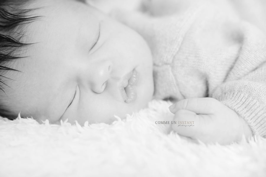 nouveau né, bébé studio, photographe pro bébé en train de dormir, photographe professionnelle de nouveaux nés en centre ville de Franconville (95130 Val d'Oise 95), noir et blanc, shooting à domicile bébé, photographie nouveau né en train de dormir, nouveau né studio