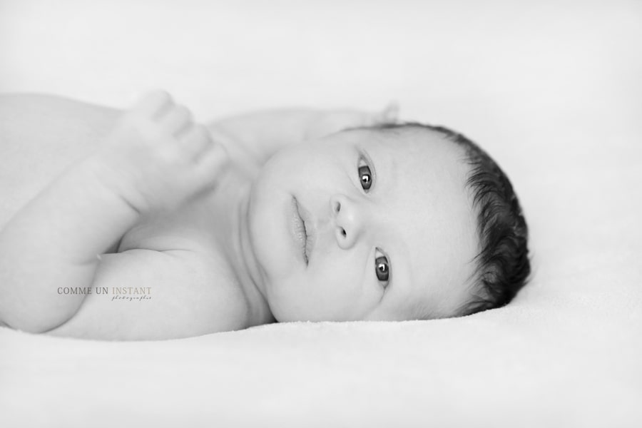 nouveau né studio - photographe pro bébé - noir et blanc - photographe bébé studio - shooting à domicile pour nouveaux nés à Franconville (95130 Val d'Oise 95) - nouveau né