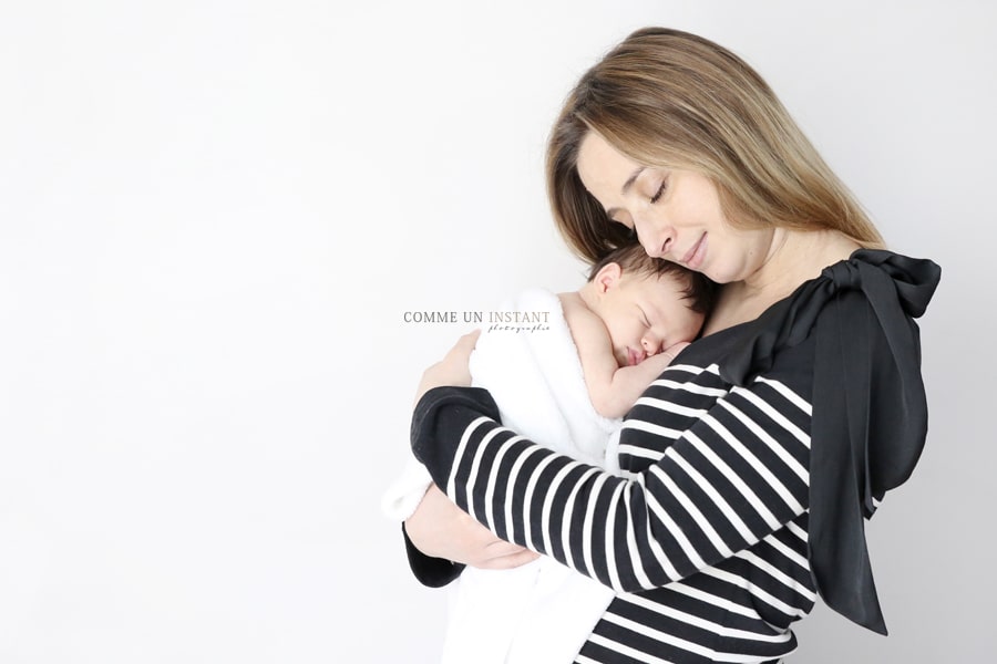 photographe bebe a Versailles (78000 Yvelines 78) - nouveau né en train de dormir - photographie amour - nouveau né studio - photographe a domicile famille studio - bébé en train de dormir - bébé studio - shooting à domicile famille - photographe bébé - nouveau né