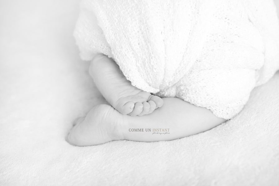 photographe a domicile bébé en train de dormir - bébé studio - photographe à domicile de nouveau ne a Paris (75000 Paris 75) - shooting à domicile noir et blanc - nouveau né en train de dormir - photographe à domicile bébé - nouveau né - nouveau né studio