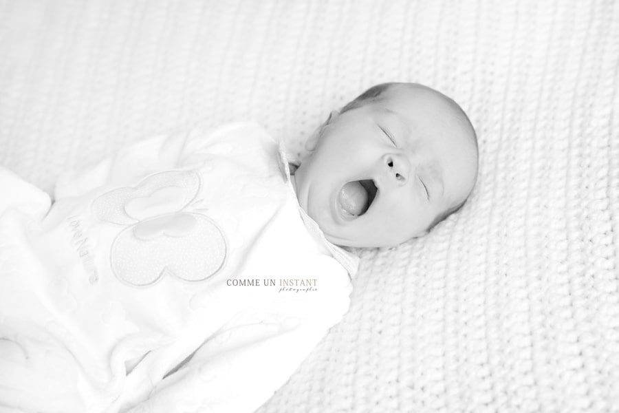 bébé aux yeux bleus - nouveau né en train de dormir - nouveau né - bébé en train de dormir - shooting pour nouveau ne - bébé studio - noir et blanc - bébé - nouveau né studio