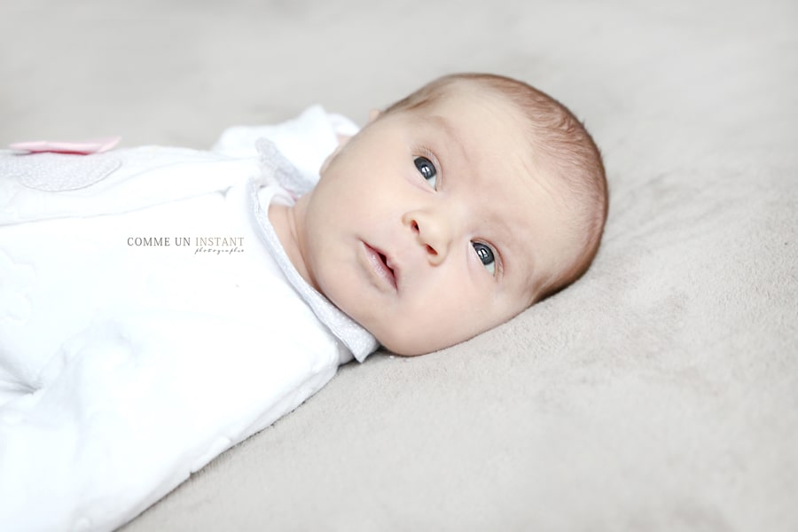 shooting à domicile bébé aux yeux bleus, bébé studio, photographe pro bébé, photographe professionnelle pour nouveaux nés en centre ville de Saint-Maur des Fossés (94100 Val de Marne 94), nouveau né studio, photographe nouveau né