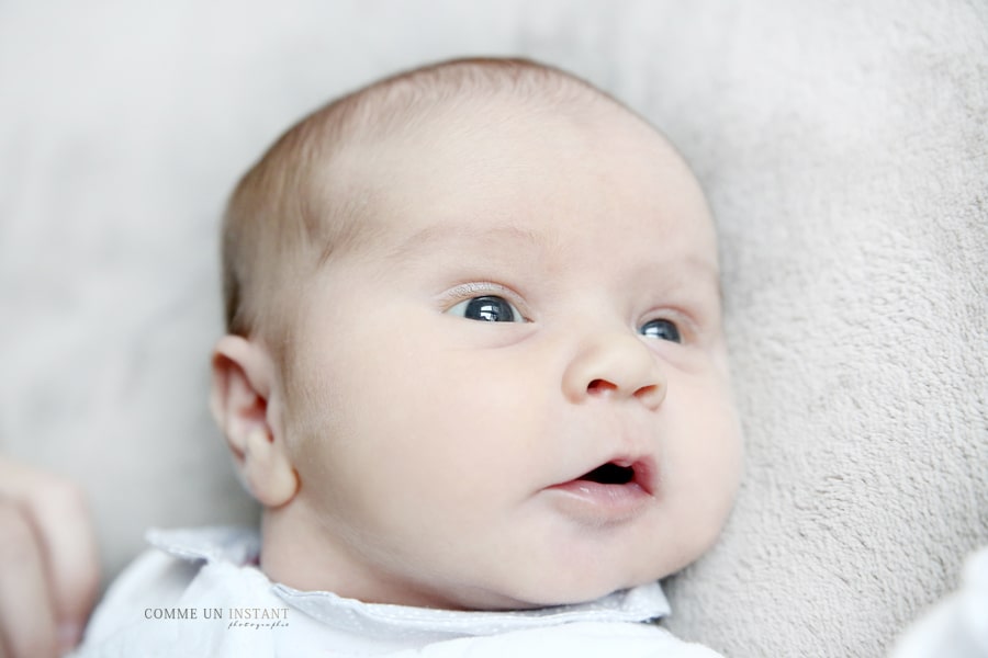 photographe bébé, photographe bébé studio, nouveau né, shooting à domicile nouveau né studio, bébé aux yeux bleus, reportage photographe de nouveaux nés