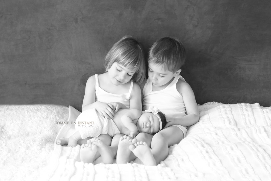 famille studio, photographe pour nouveau ne, photographe professionnelle nouveau né en train de dormir, nouveau né, famille, nouveau né studio, noir et blanc, bébé en train de dormir, photographe à domicile bébé, photographe a domicile bébé studio