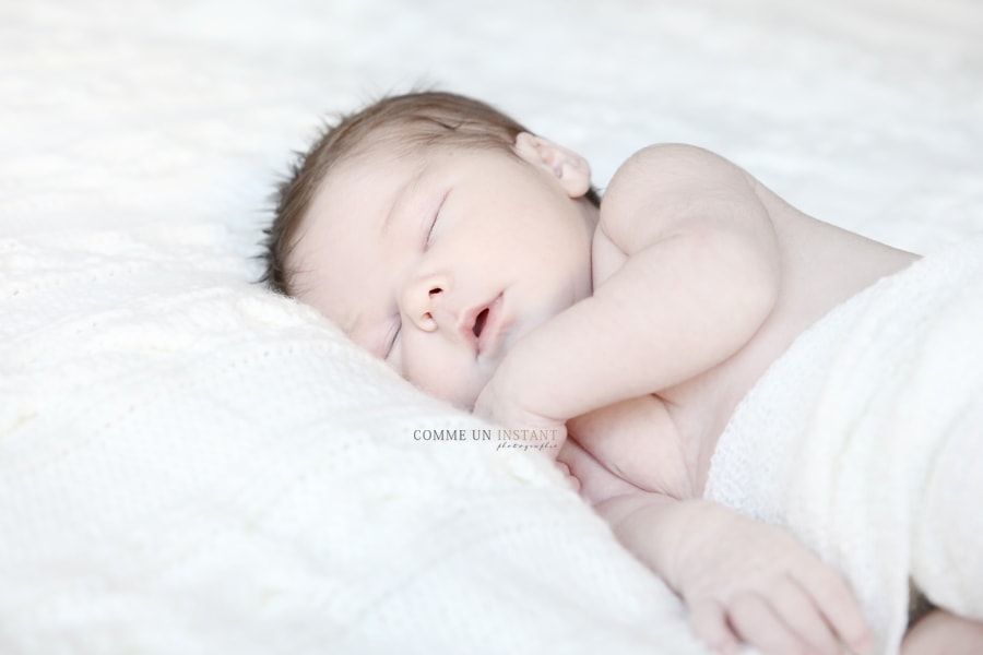 nouveau né, photographe professionnelle bébé en train de dormir, bébé, shooting pour nouveau né a Saint-Maur des Fossés (94100 Val de Marne 94) et sa région, photographe nouveau né studio, nouveau né en train de dormir, photographe bébé studio