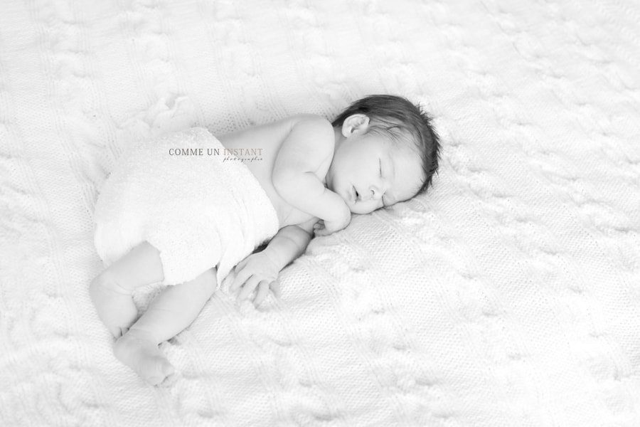 shooting à domicile noir et blanc - photographe pro pour nouveau né - bébé studio - nouveau né - photographe à domicile bébé en train de dormir - nouveau né en train de dormir - nouveau né studio - bébé