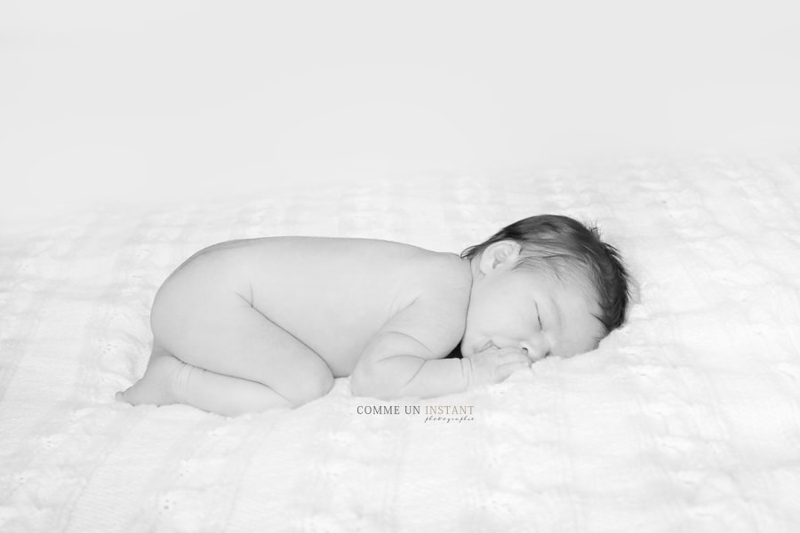 shooting bébé studio, photographe pro bébé en train de dormir, photographe pro noir et blanc, photographe à domicile bébés, photographe professionnelle bébé, photographe a domicile nouveau né studio, nouveau né, nouveau né en train de dormir