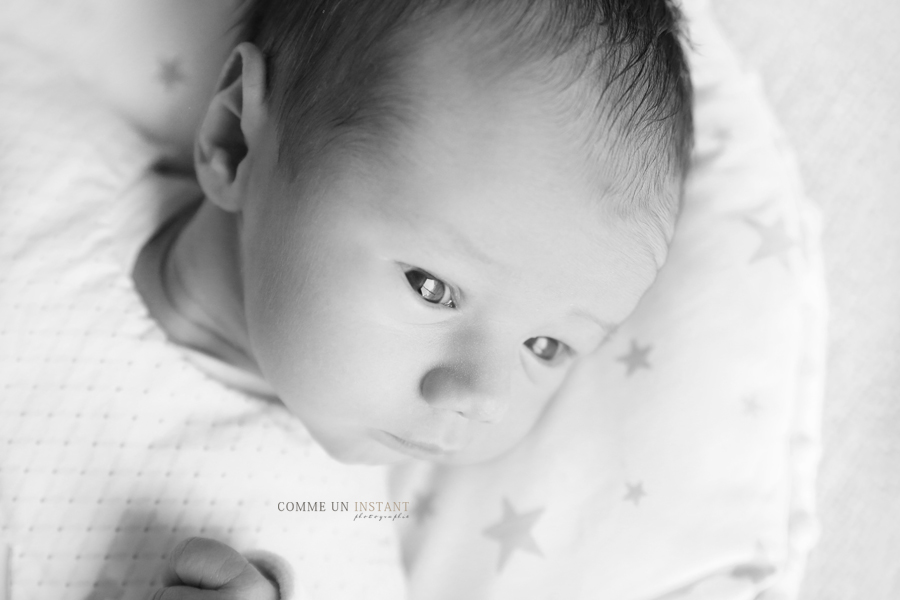 shooting nouveaux nés a Saint Germain en Laye (78100 Yvelines 78) et sa région, nouveau né, nouveau né studio, shooting bébé studio, photographe pro bébé, photographe pro noir et blanc