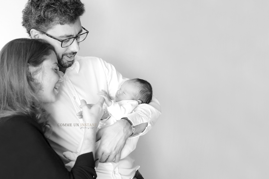 photographe pro amour, bébé, photographe à domicile famille, photographie famille studio, photographe a domicile bébé en train de dormir, shooting bébé studio, noir et blanc, nouveau né, nouveau né en train de dormir, nouveau né studio, shooting pour bébés à Cergy Pontoise (95100 Val d'Oise 95) et sa région