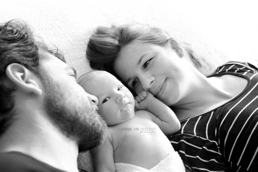 shooting famille studio - noir et blanc - nouveau né - shooting à domicile amour - photographe pro nouveau né studio - photographe à domicile nouveau né - bébé - bébé studio - famille