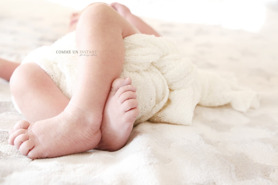 photographe pour bebe - nouveau né studio - petits pieds, petit peton - shooting à domicile bébé - photographe à domicile bébé studio - nouveau né - nouveau né en train de dormir