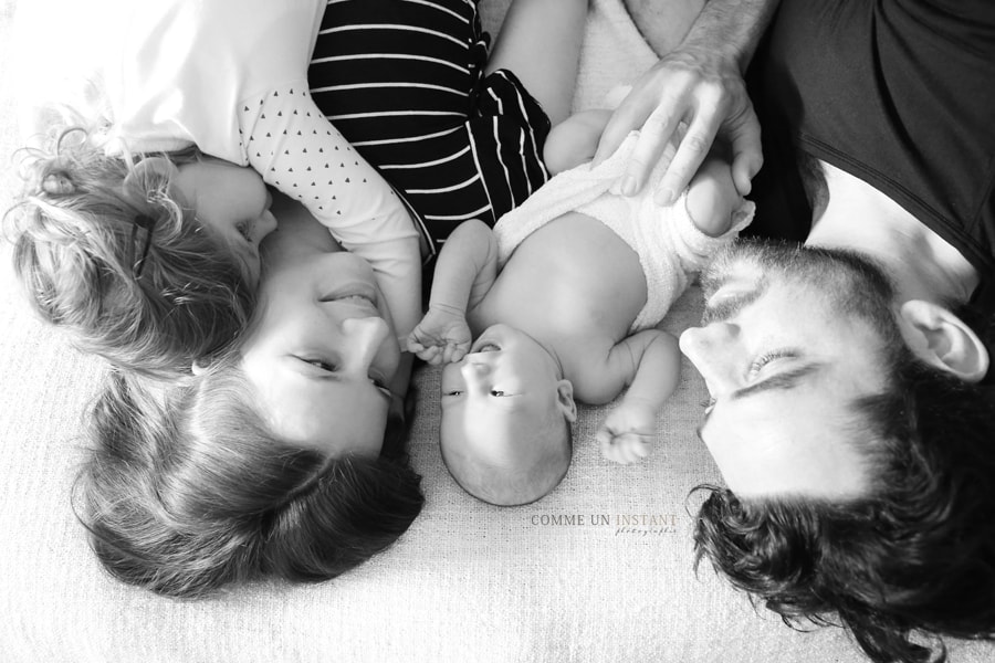 photographe a domicile bebe en centre ville de Maisons Alfort (94700 Val de Marne 94) et sa région, famille studio, bébé, nouveau né studio, photographe a domicile amour, photographe nouveau né en train de dormir, noir et blanc, photographe pro nouveau né, photographie famille, bébé studio, bébé en train de dormir