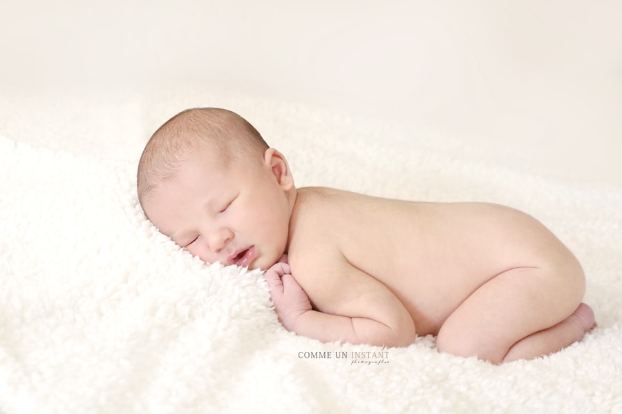 nouveau né en train de dormir, photographe a domicile bébé studio, nouveau né studio, photographe pro bébé en train de dormir, photographie bébé, nouveau né, photographe pro de bébés sur Paris (75000 Paris 75) et sa région, photographe a domicile chambre de bébé