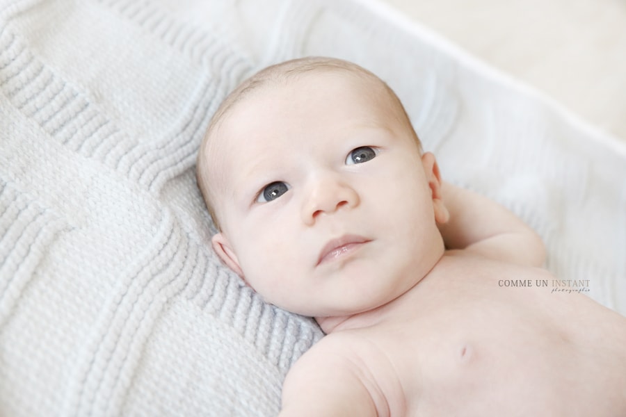 bébé - photographe pro bébé aux yeux bleus - shooting à domicile nouveau né studio - bébé studio - shooting de bebe - photographe à domicile nouveau né