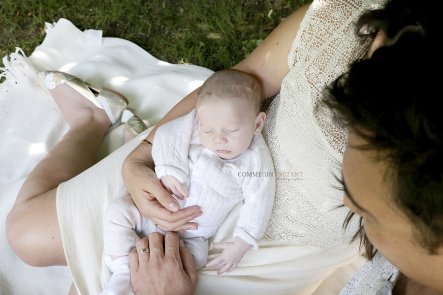 nouveau né, bébé aux yeux bleus, famille en extérieur, photographie nouveau né en train de dormir, photographe pro amour, shooting bébé, reportage photographe nouveau ne a Alfortville (94140 Val de Marne 94) et sa région, reportage photographe famille