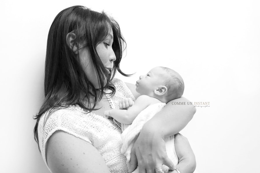 famille studio - photographe à domicile bebes - bébé studio - famille - photographie noir et blanc - photographe professionnelle bébé - bébé aux yeux bleus - shooting nouveau né - amour