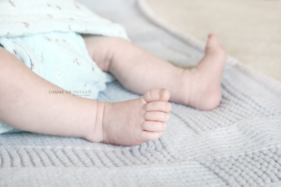 nouveau né en train de dormir - shooting de nouveau ne à Paris (75000 Paris 75) - shooting à domicile nouveau né - bébé studio - nouveau né studio - photographe a domicile bébé aux yeux bleus - photographe a domicile bébé - photographe petits pieds, petit peton