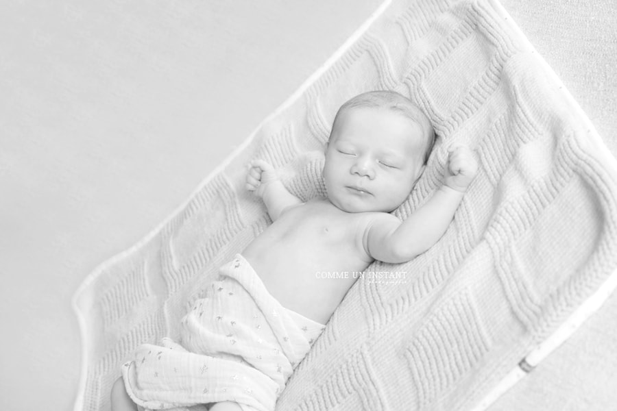 photographe bébé studio - nouveau né en train de dormir - bébé - noir et blanc - bébé aux yeux bleus - nouveau né studio - nouveau né - shooting pour bébés en plein coeur de Paris (75000 Paris 75)