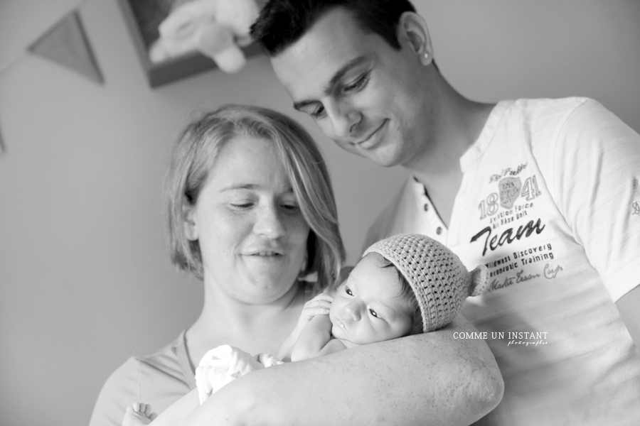 bébé - bébé studio - photographe a domicile famille studio - famille - reportage photographe nouveau né - shooting à domicile nouveau né studio - photographie pour nouveaux nes - shooting noir et blanc