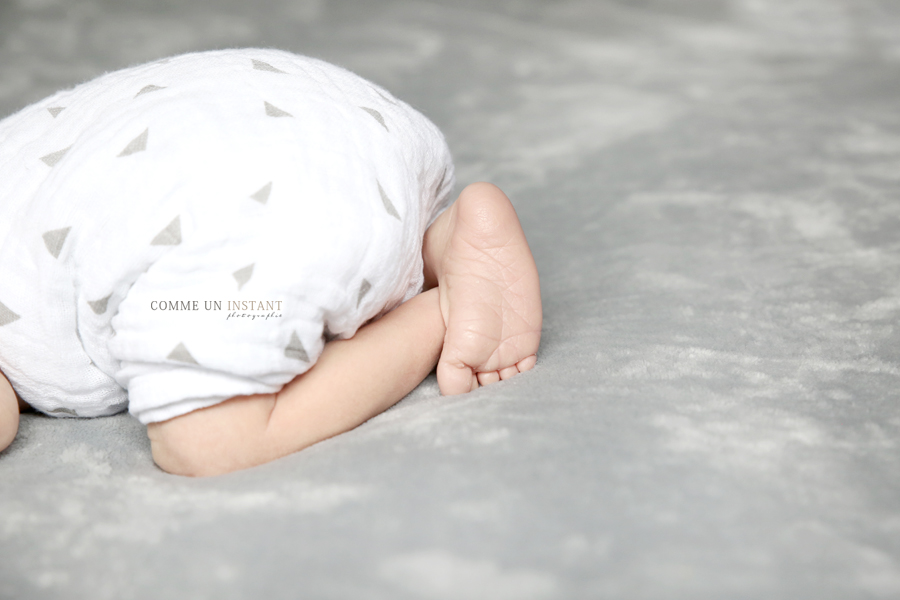 shooting à domicile petits pieds, petit peton - photographie nouveau né - photographe pour nouveau ne sur Suresnes (92150 Hauts de Seine 92) - bébé - nouveau né studio - bébé studio