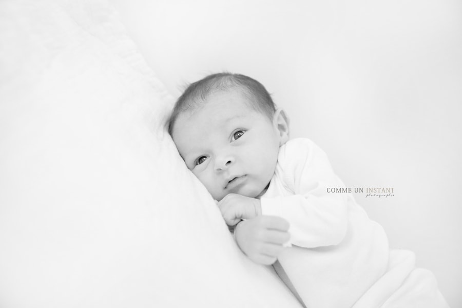 photographe à domicile bébé studio, reportage photographe nouveau né, photographie bébé, shooting noir et blanc, nouveau né studio, shooting à domicile pour bebe a Paris (75000 Paris 75) et sa région