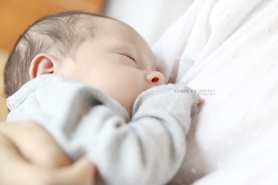 photographe pro bébé studio - photographe professionnelle de bébé - nouveau né en train de dormir - bébé - nouveau né - reportage photographe bébé en train de dormir - photographe à domicile nouveau né studio