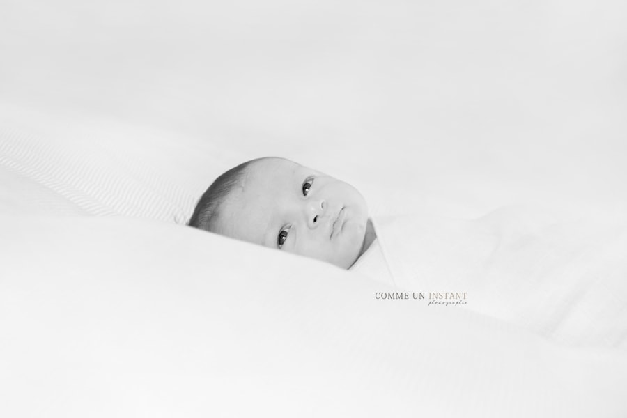 shooting pour bébé à Versailles (78000 Yvelines 78) et sa région, shooting à domicile nouveau né, noir et blanc, bébé studio, nouveau né studio, photographe professionnelle bébé