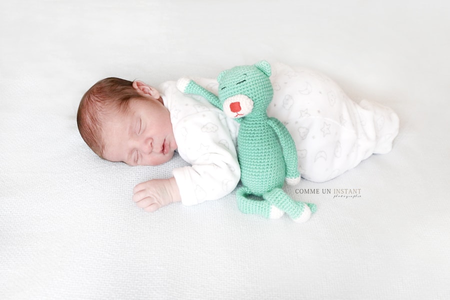 nouveau né en train de dormir - nouveau né studio - photographe professionnelle bébé en train de dormir - photographe à domicile bébé - bébé studio - shooting nouveau né - photographe pro pour bebes