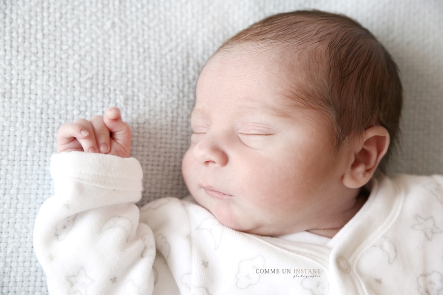 nouveau né, photographe à domicile de bébés, bébé studio, photographie bébé, bébé en train de dormir, photographe pro petites mains, nouveau né studio, photographe professionnelle nouveau né en train de dormir