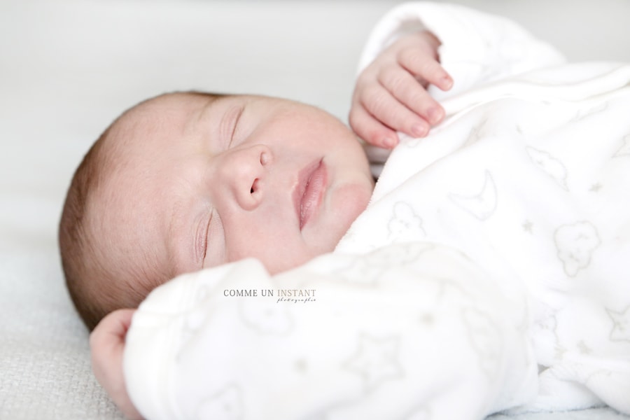 bébé en train de dormir - nouveau né - photographe bébé - photographe pro pour bébé a Courbevoie (92400 Hauts de Seine 92) - nouveau né en train de dormir - photographe pro bébé studio - petites mains - nouveau né studio