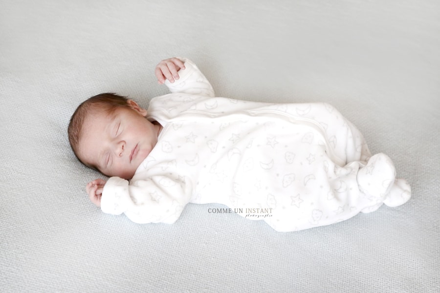 nouveau né studio - bébé - bébé studio - shooting à domicile nouveau né - bébé en train de dormir - photographe pour nouveaux nés en centre ville de Boulogne Billancourt (92100 Hauts de Seine 92) et sa région - nouveau né en train de dormir