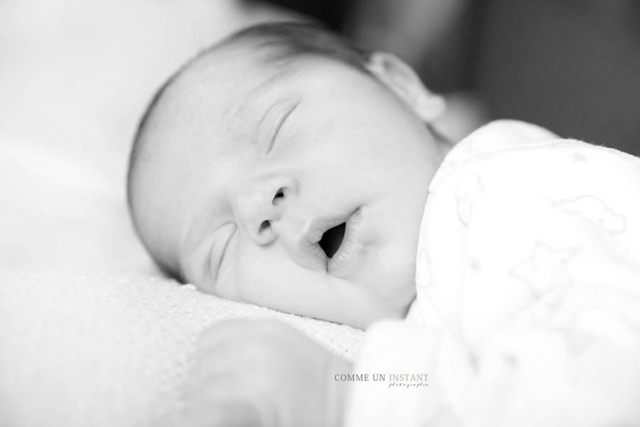 bébé, photographe a domicile bébé studio, photographe à domicile bébé en train de dormir, photographe professionnelle pour bebes, nouveau né en train de dormir, reportage photographe nouveau né, photographie noir et blanc, shooting nouveau né studio