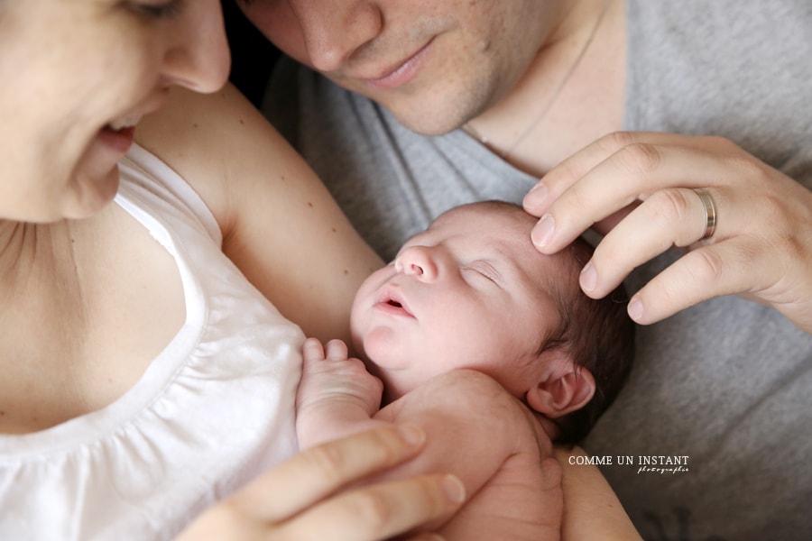 bébé en train de dormir - photographe professionnelle nouveau né studio - photographe professionnelle nouveau né - photographe a domicile famille - bébé studio - nouveau né en train de dormir - photographe a domicile nouveaux nes - reportage photographe famille studio - bébé