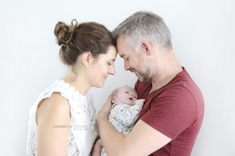 shooting à domicile nouveau né studio - bébé studio - photographe professionnelle bébé - photographie nouveau né - photographe famille - amour - photographie pour bebe à Paris (75000 Paris 75) et sa région - famille studio