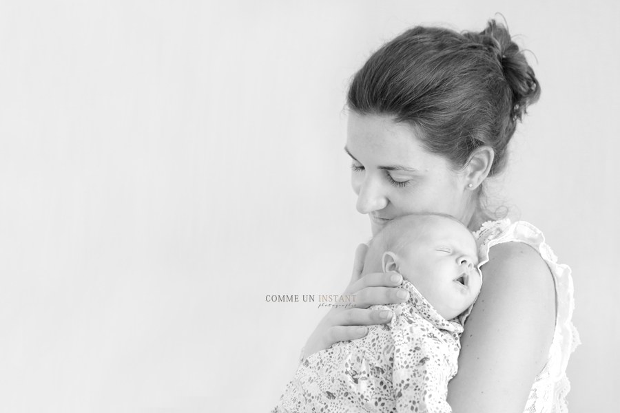 noir et blanc - photographe professionnelle nouveau ne à Boulogne Billancourt (92100 Hauts de Seine 92) et sa région - famille studio - photographe pro amour - nouveau né - nouveau né en train de dormir - nouveau né studio - photographe a domicile bébé - shooting bébé studio - bébé en train de dormir - reportage photographe famille