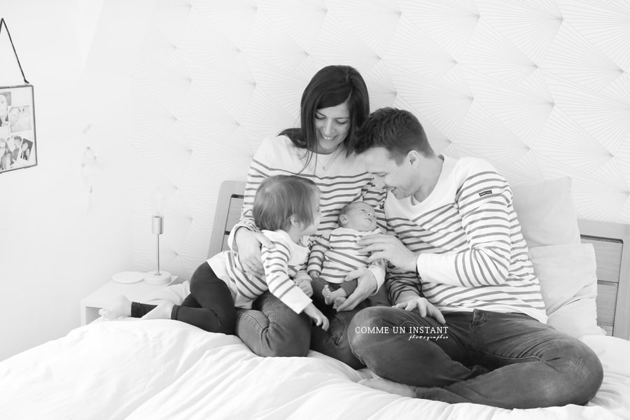 nouveau né en train de dormir - famille studio - nouveau né studio - photographe professionnelle nouveau né - amour - shooting bébé en train de dormir - bébé - photographe à domicile famille - bébé studio - photographie de nouveau né - noir et blanc