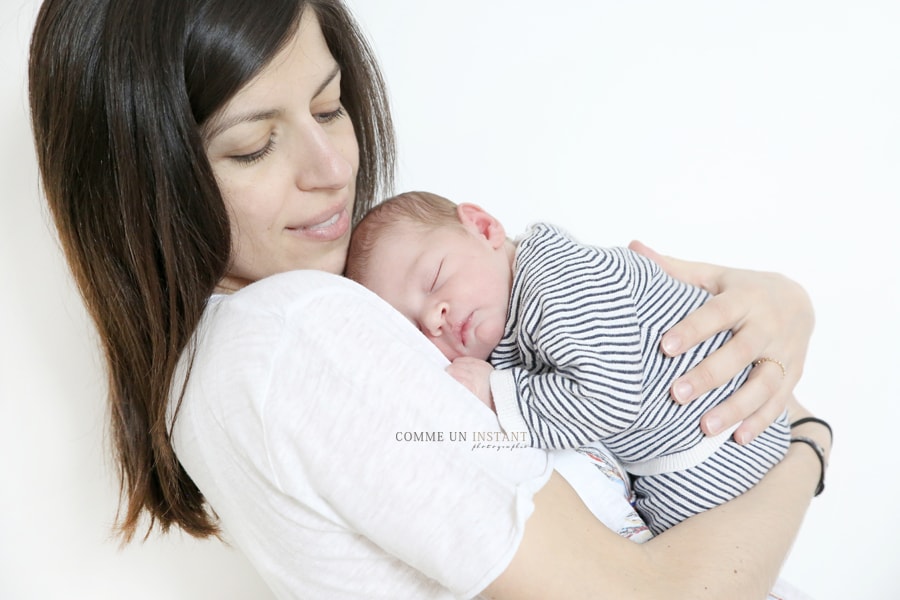 famille - shooting bébé studio - photographe a domicile nouveau né - nouveau né studio - shooting à domicile bébé en train de dormir - photographie famille studio - photographe nouveau ne à Saint-Maur des Fossés (94100 Val de Marne 94) - nouveau né en train de dormir - bébé - amour