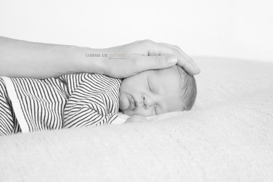 reportage photographe nouveau né - nouveau né studio - nouveau né en train de dormir - amour - bébé studio - photographe a domicile bébé - noir et blanc - photographie bébé en train de dormir - photographe de nouveau ne en centre ville de Paris (75000 Paris 75) et sa région