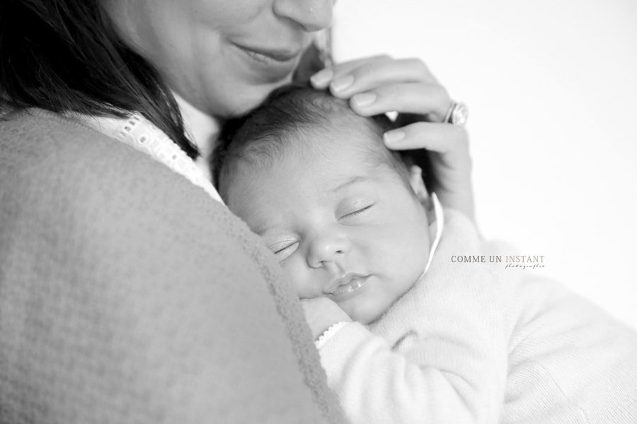 photographe à domicile bébé en train de dormir - photographie famille studio - photographe pro de bebes - bébé - nouveau né studio - noir et blanc - shooting famille - photographe à domicile bébé studio - nouveau né en train de dormir - photographe à domicile amour - photographe pro nouveau né