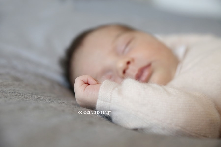 photographie bébé en train de dormir - photographe pro de bébé à Cergy Pontoise (95100 Val d'Oise 95) et sa région - nouveau né en train de dormir - bébé studio - nouveau né studio - photographe a domicile bébé - reportage photographe nouveau né