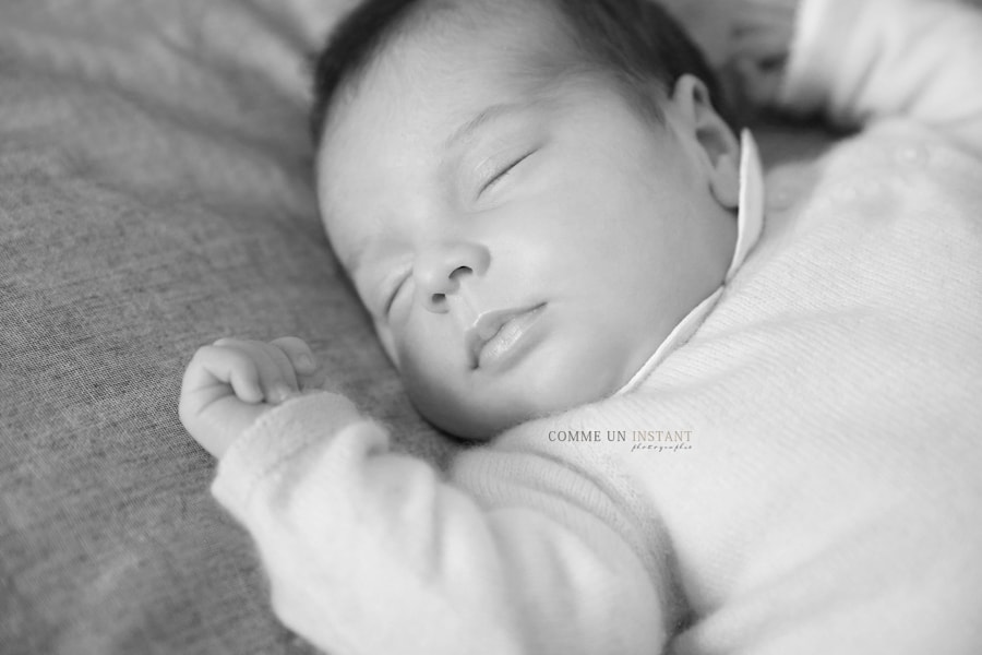 bébé studio, photographie nouveau né studio, nouveau né, photographe a domicile pour bébés, shooting à domicile bébé en train de dormir, photographe a domicile bébé, noir et blanc, nouveau né en train de dormir